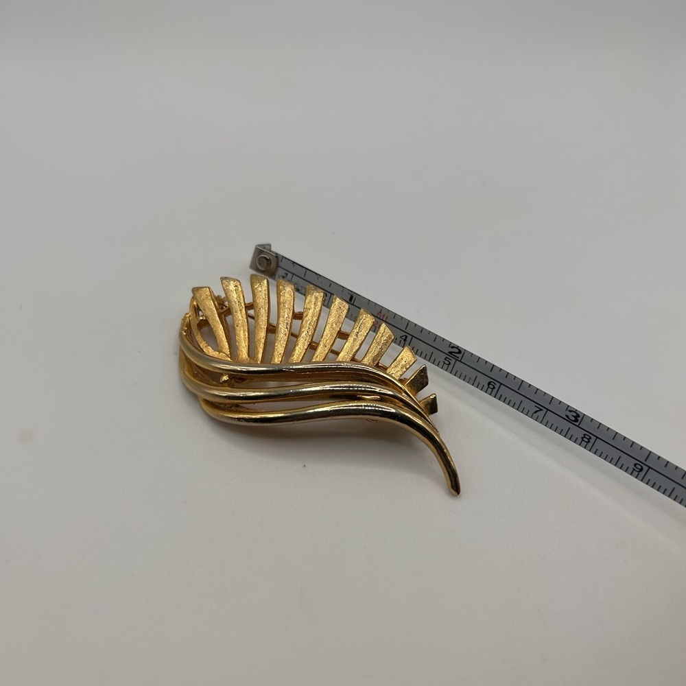 VTG gold tone leaf brooch - Picture 4 of 4